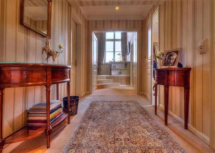 Отель Hugenpoet 5*